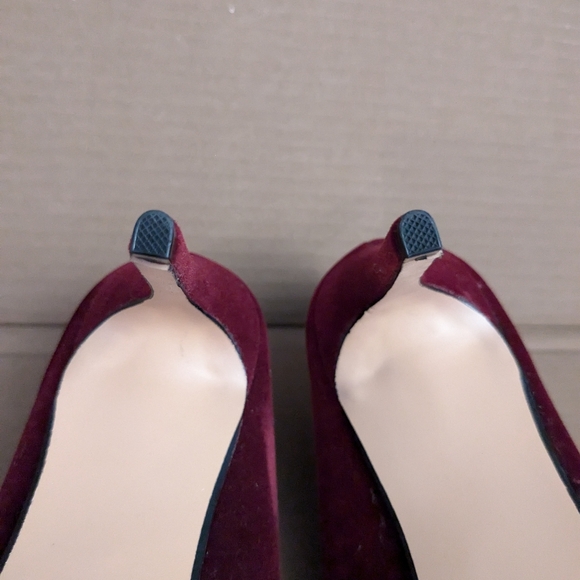 Avery & Sage red velvet pumps 3 inch heel - Picture 6 of 6
